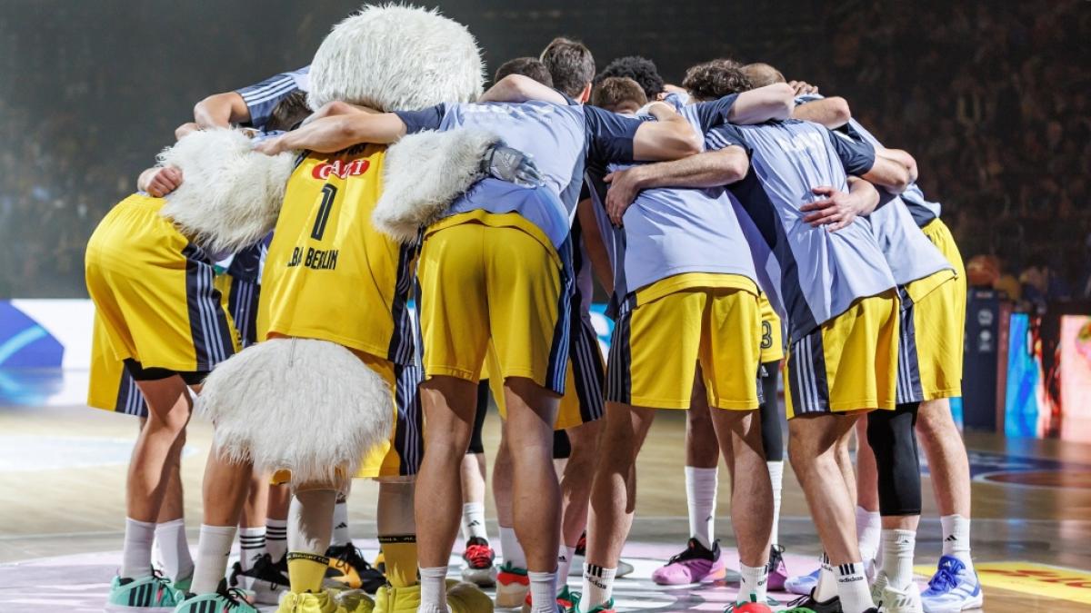 Das BBL-Team von Alba Berlin steht im Kreis zusammen. (Foto)