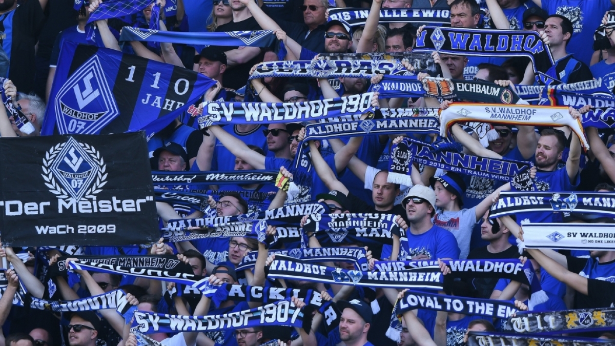 Mit ihren Schals in der Luft feuern die Fans vom SV Waldhof Mannheim ihre Mannschaft an. (Symbolbild) (Foto)