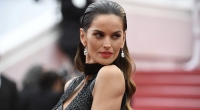 Model Izabel Goulart lässt im knappen Bikini ihre Muskeln spielen.