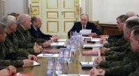 Wladimir Putin im Gespräch mit der Führung des russischen Verteidigungsministeriums und dem Generalstab. Kurz vor seinem 74. Geburtstag soll die westsibirische Stadt Tjumen Ziel eines ukrainischen Drohnenangriffs geworden sein.