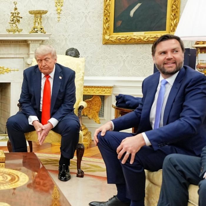 Vizepräsident gerät ins Straucheln - Trump-Bloßstellung um Haaresbreite verhindert