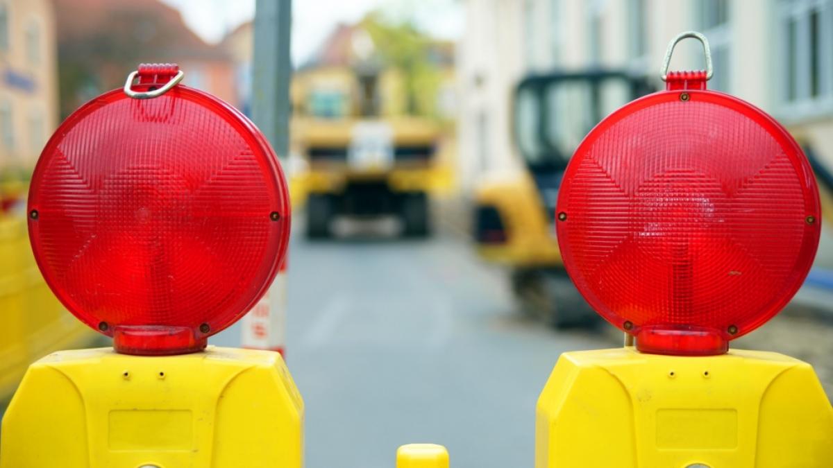 Warn- und Leitbaken wie diese geh&ouml;ren zum Alltag auf deutschen Stra&szlig;en. &Auml;rgerlich f&uuml;r Verkehrsteilnehmer, aber Baustellen und Sperrungen sind essenziell zur Erhaltung des Stra&szlig;ennetzes. (Symbolbild) (Foto)