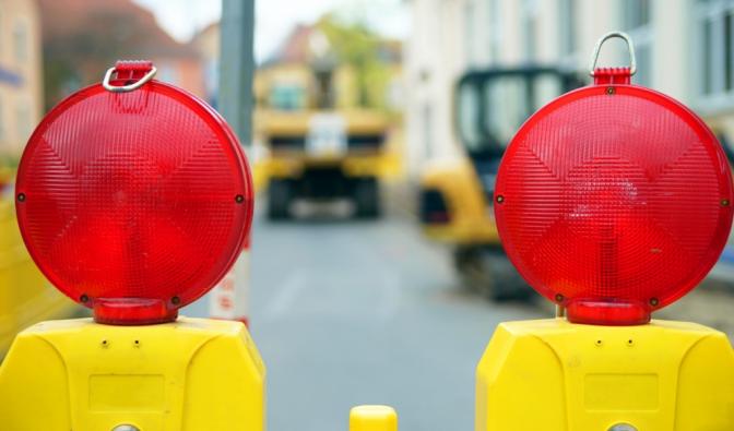 Warn- und Leitbaken wie diese gehören zum Alltag auf deutschen Straßen. Ärgerlich für Verkehrsteilnehmer, aber Baustellen und Sperrungen sind essenziell zur Erhaltung des Straßennetzes. (Symbolbild)