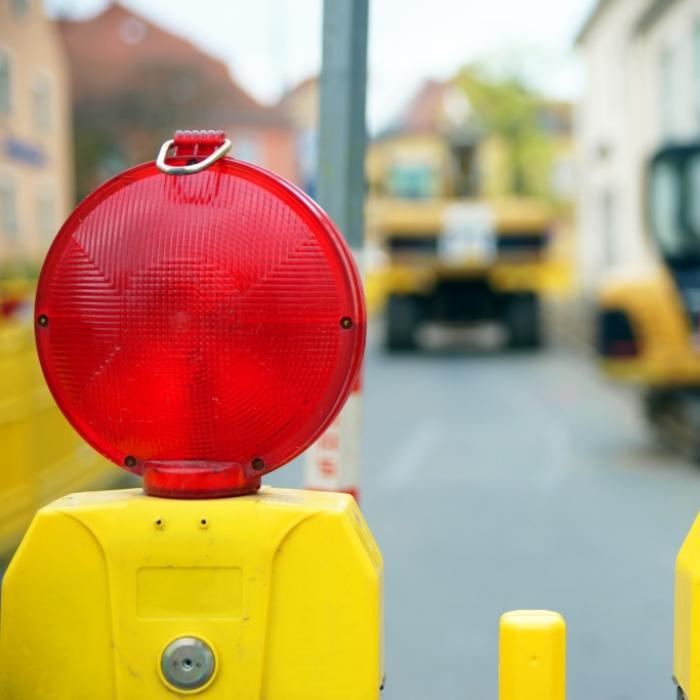 Warn- und Leitbaken wie diese gehören zum Alltag auf deutschen Straßen. Ärgerlich für Verkehrsteilnehmer, aber Baustellen und Sperrungen sind essenziell zur Erhaltung des Straßennetzes. (Symbolbild)