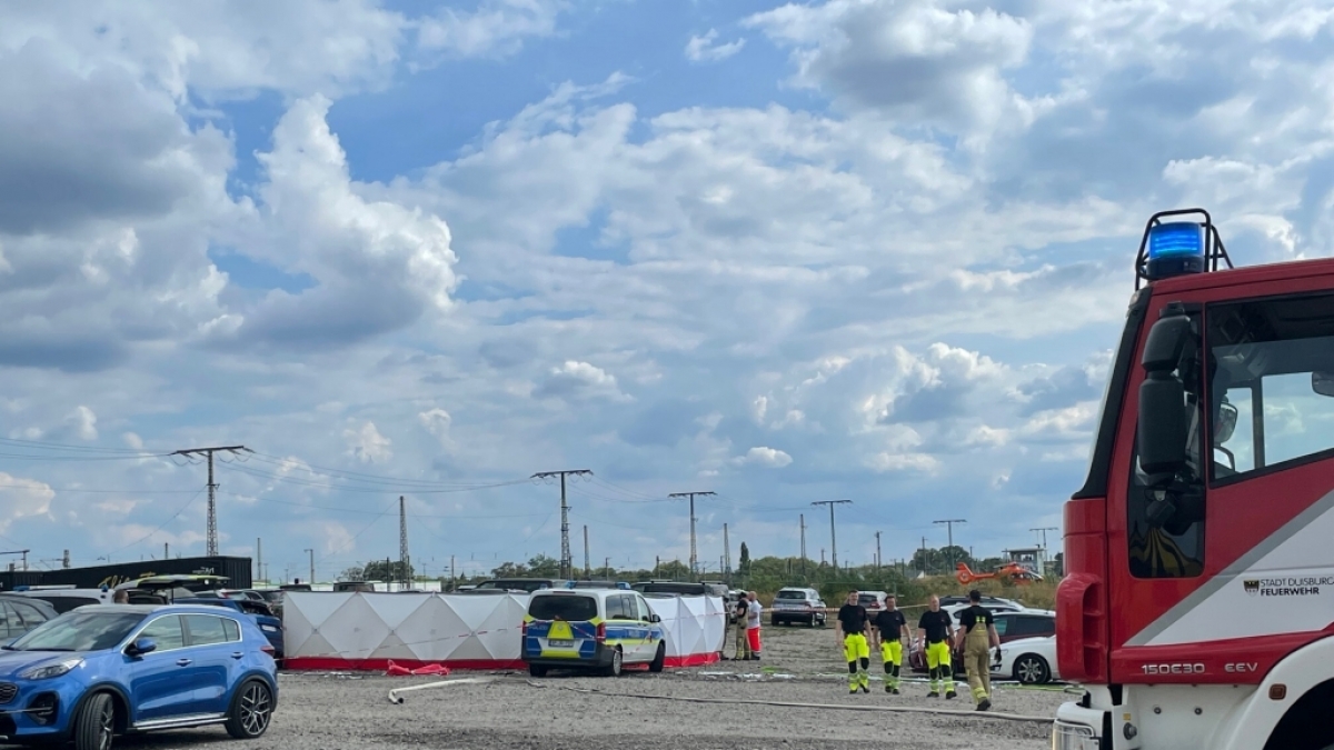 Auf einem Zirkusparkplatz in Duisburg ist ein Kleinflugzeug abgest&uuml;rzt. (Foto)