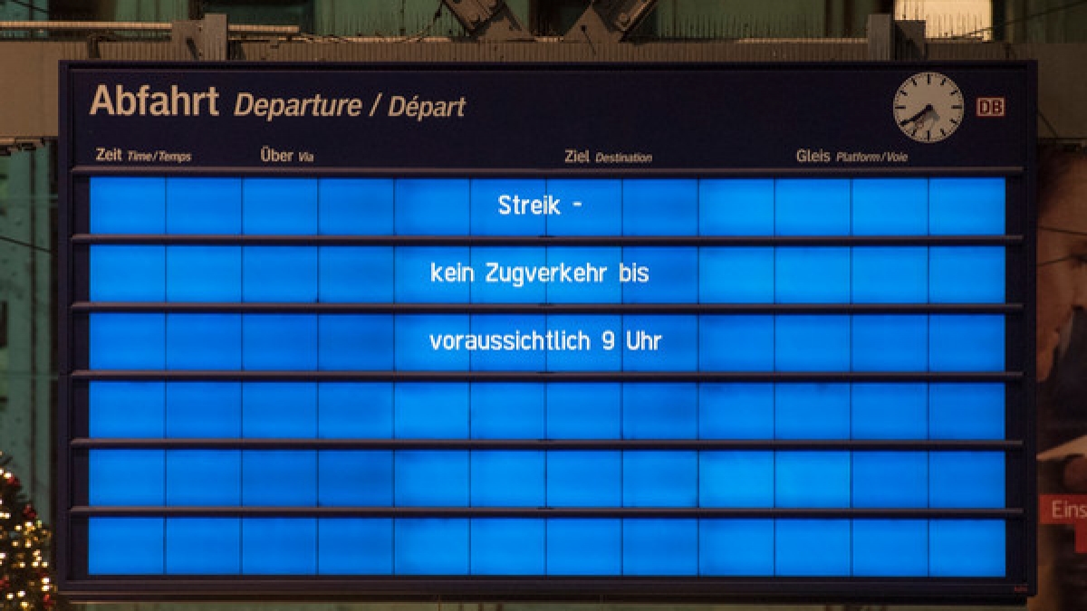 Tr&uuml;be Aussichten f&uuml;r Bahnreisende: Ab Montag (27.03.2023) wird unter anderem bei der Deutschen Bah gestreikt. (Foto)