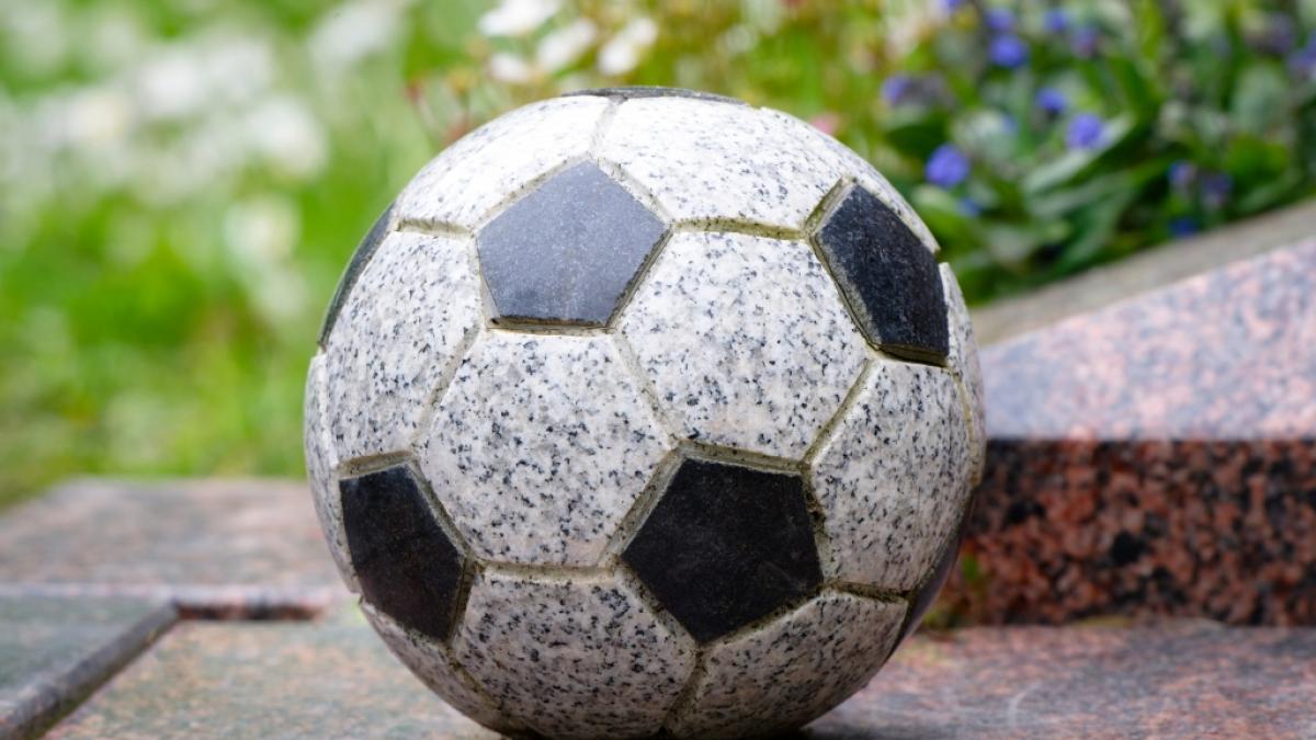 Der franz&ouml;sische Fu&szlig;ball trauert um das mit 21 Jahren verstorbene Talent Kenzo Kies. (Symbolfoto) (Foto)