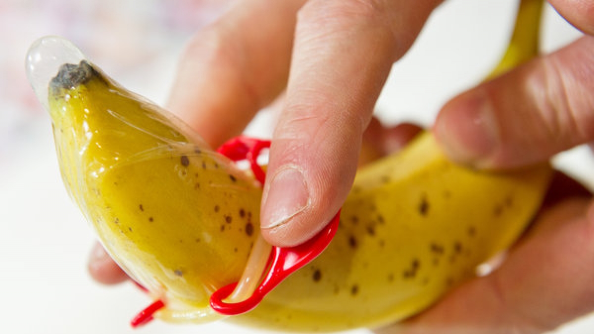 Das Wingman-Kondom demonstrativ auf einer Banane soll das leichte Abrollen mit nur einer Hand erm&ouml;glichen. (Foto)