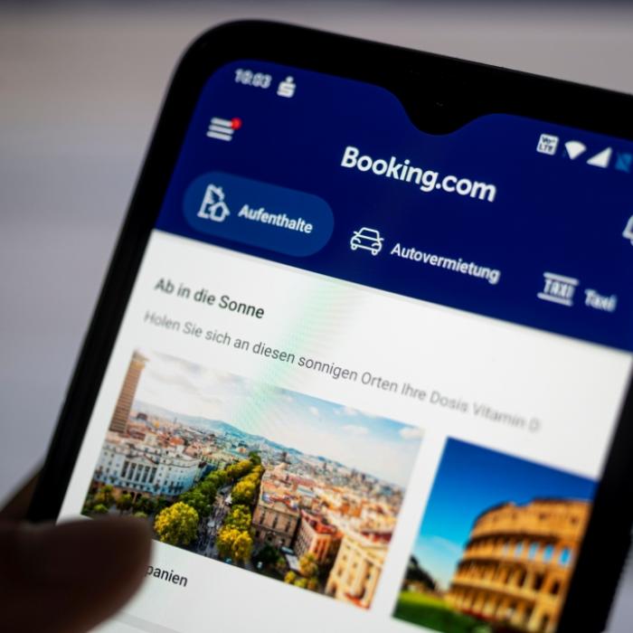 Kunden der Plattform Booking.com werden derzeit vermehrt Opfer von betrügerischen WhatsApp-Nachrichten.