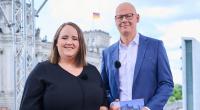 Matthias Deiß mit Grünen-Politikerin Ricarda Lang beim ARD-Sommerinterview.