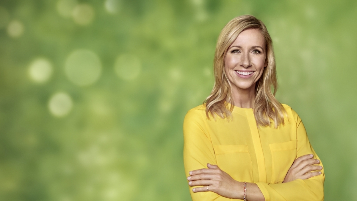 Mit diesem Bild von Andrea Kiewel bewirbt das ZDF die "Fernsehgarten"-Saison. (Foto)