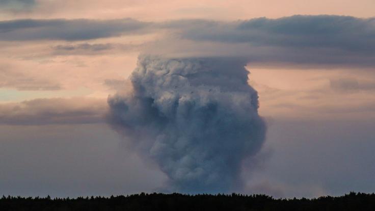 Dicke Rauchwolken steigen zwischen Frohnsdorf und Klausdorf (Brandenburg) auf.