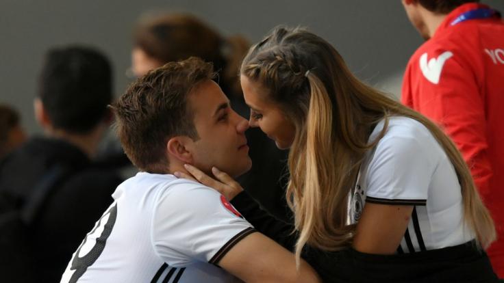 Ann-Kathrin Götze (geb. Brömmel) ist Model und Frau von Fußball-Star Mario Götze. Hier bei der EM 2016 mit ihrem Ehemann Mario.
