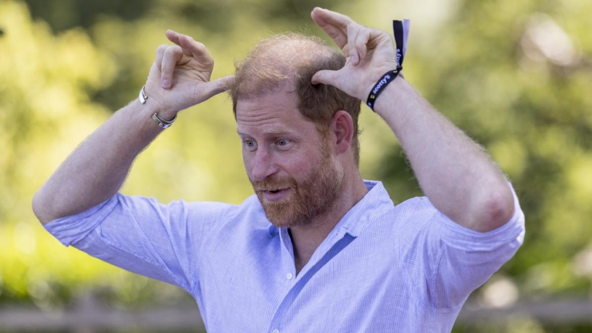 Im Rahmen seines Gro&szlig;britannien-Aufenthaltes besuchte Prinz Harry auch das&nbsp;"Scotty's Summer Festival" und nahm hier gemeinsam mit Kindern beim Ziegen-Yoga teil. (Foto)