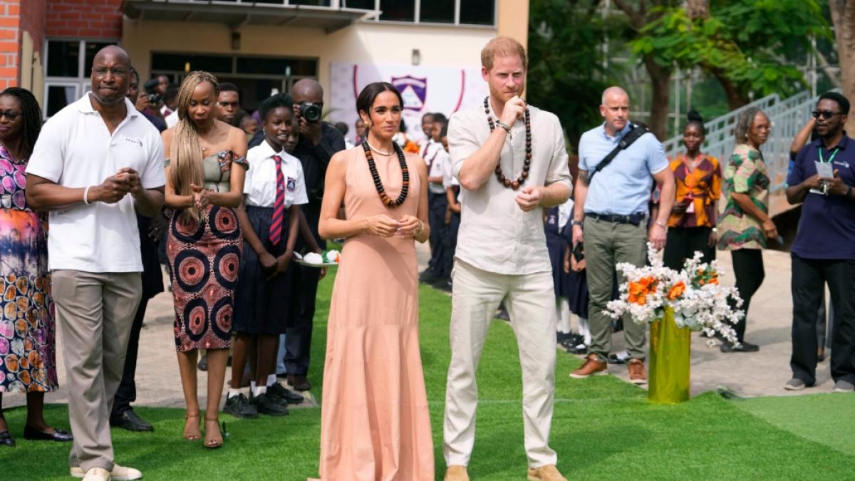 Schon zu Beginn ihrer dreit&auml;gigen Nigeria-Reise hagelte es f&uuml;r Prinz Harry und Meghan Markle heftige Kritik. (Foto)