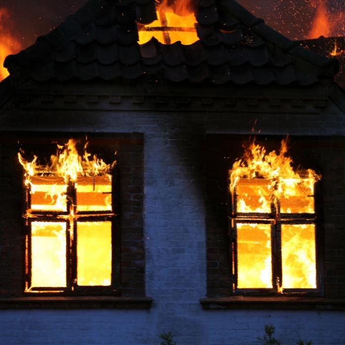 Jüngstes Opfer erst 1 Jahr alt! Vater ersticht Familie und fackelt das Haus ab