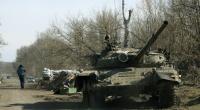 Ein Schützenpanzer steht am Straßenrand nach Abzug russischer Truppen.