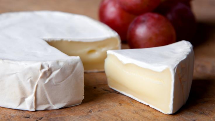 Erneut wird ein Weichkäse wegen gefährlicher Bakterien zurückgerufen (Symbolbild).