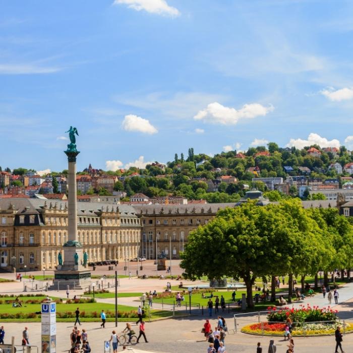 Der Schlossplatz in Stuttgart. Aktuelle News aus und über Stuttgart hier auf news.de.