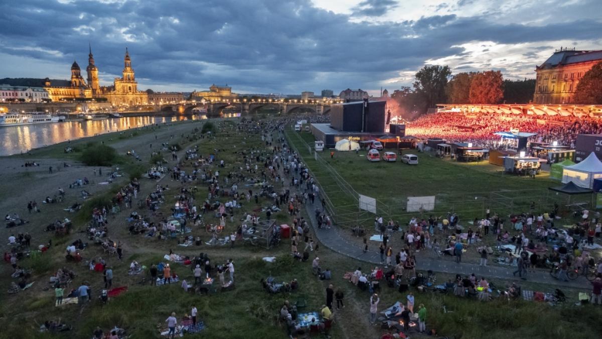 Die "Kaisermania" findet regelm&auml;&szlig;ig in Dresden am Elbufer statt und lockt tausende Besucher:innen. (Foto)
