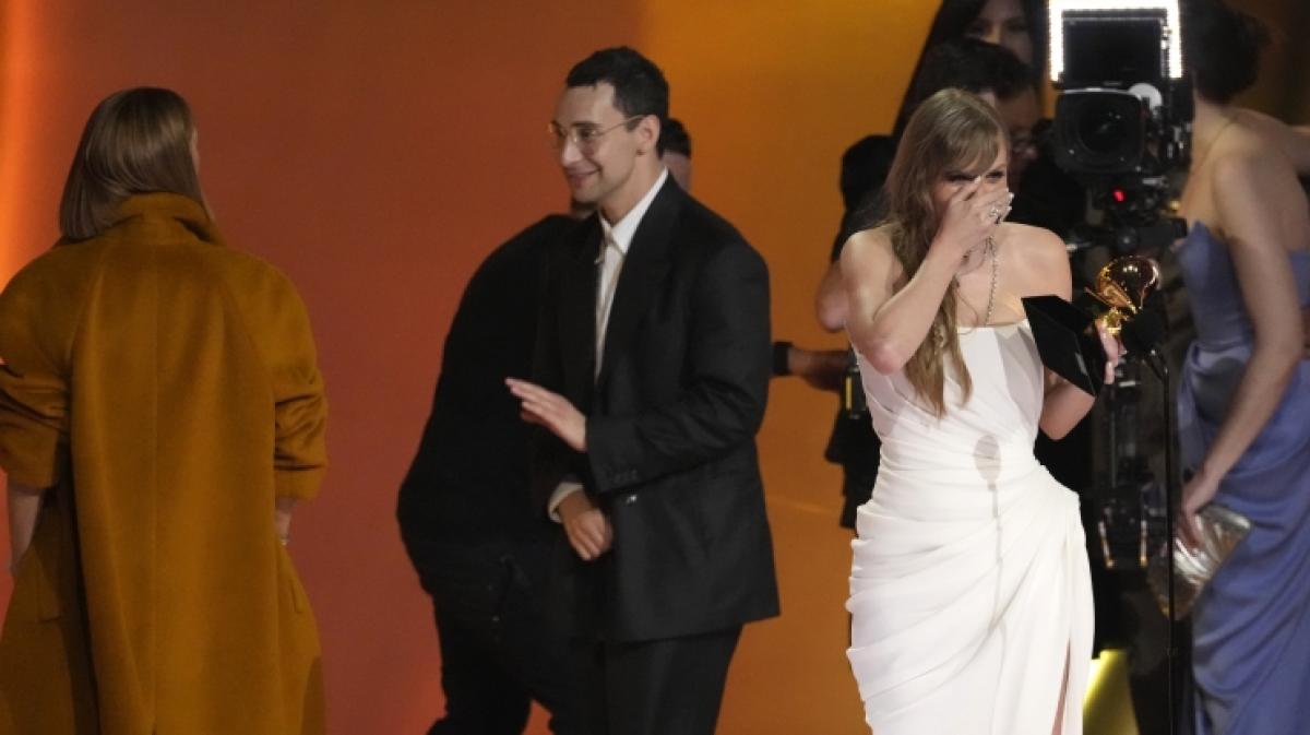 Hat Taylor Swift (rechts) S&auml;ngerin C&eacute;line Dion bei den Grammys br&uuml;skiert? (Foto)