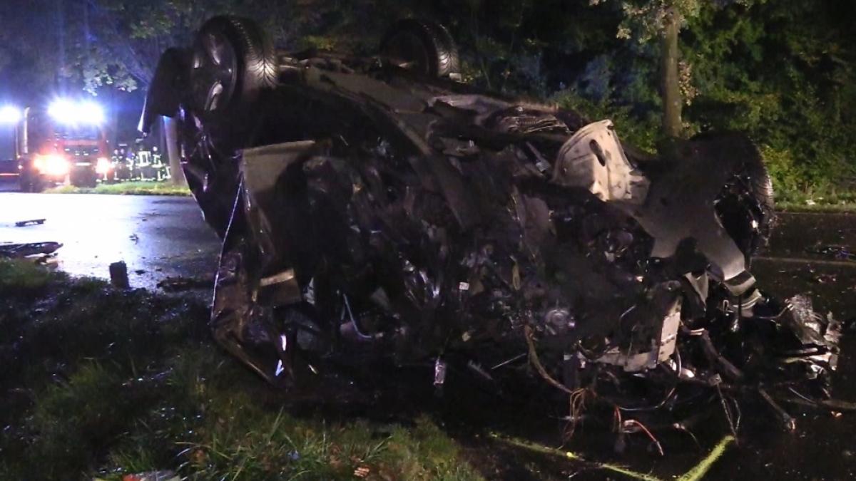 Ein Autowrack liegt auf seinem Dach. Eine 20 Jahre alte Frau ist bei dem Unfall im Kreis Warendorf gestorben. (Foto)