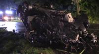 Ein Autowrack liegt auf seinem Dach. Eine 20 Jahre alte Frau ist bei dem Unfall im Kreis Warendorf gestorben.