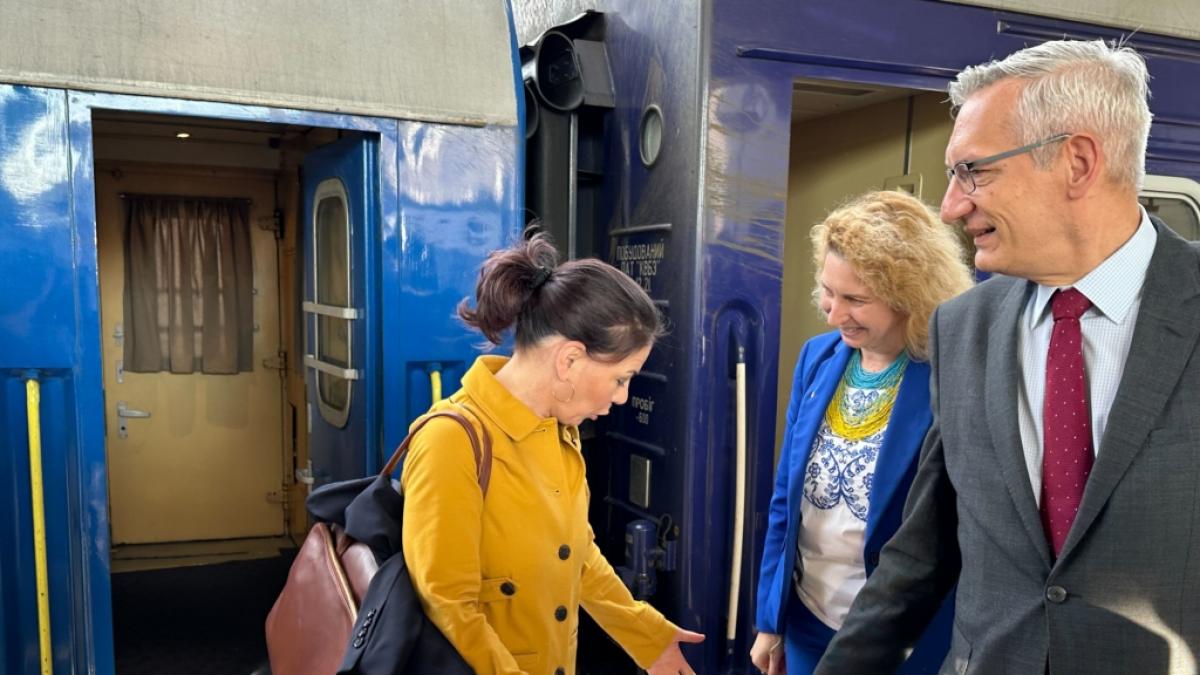 Au&szlig;enministerin Annalena Baerbock wird bei der Ankunft am Bahnhof Kiew vom deutschen Botschafter Martin J&auml;ger und einer Vertreterin des ukrainischen Protokolls empfangen. (Foto)