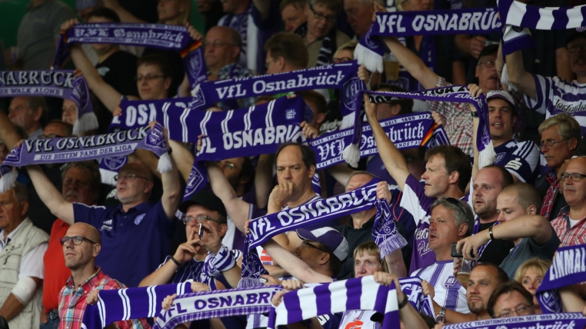 Mit ihren Schals zeigen die Fans vom VfL Osnabr&uuml;ck, wen sie gewinnen sehen wollen. (Symbolbild) (Foto)