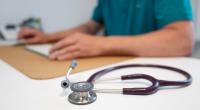Millionen von chronisch kranken Patienten müssen zu eigentlich unnötigen Terminen - nur, um sich ihr Rezept abzuholen.