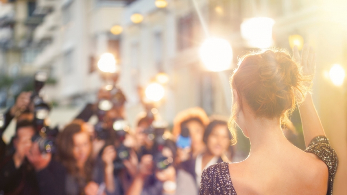 Die Welt der Stars im Blick: Aktuelle Promi-Nachrichten lesen Sie auf news.de (Symbolbild). (Foto)