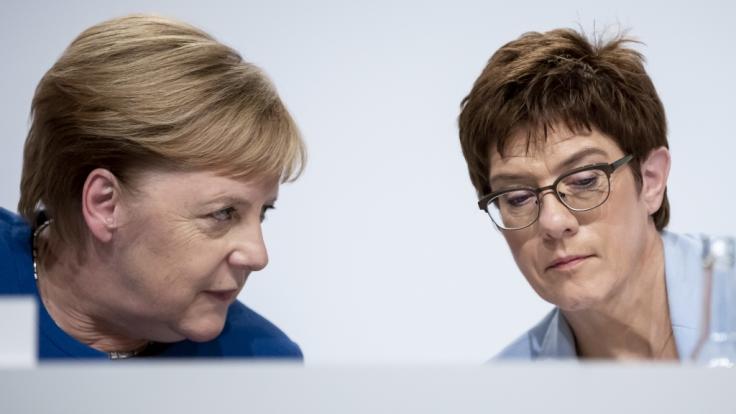 Angela Merkel und Annegret Kramp-Karrenbauer teilen sich kein Flugzeug.