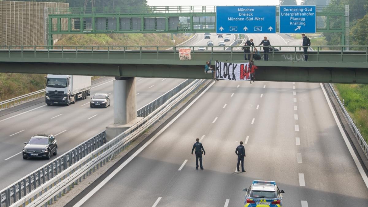 Die Aktivisten haben mit ihrer Banneraktion mehrere Autobahnen rund um M&uuml;nchen lahmgelegt. (Foto)