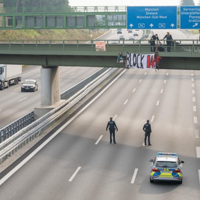 IAA-Gegner seilen sich von Brücke ab - mehrere Autobahnen gesperrt!