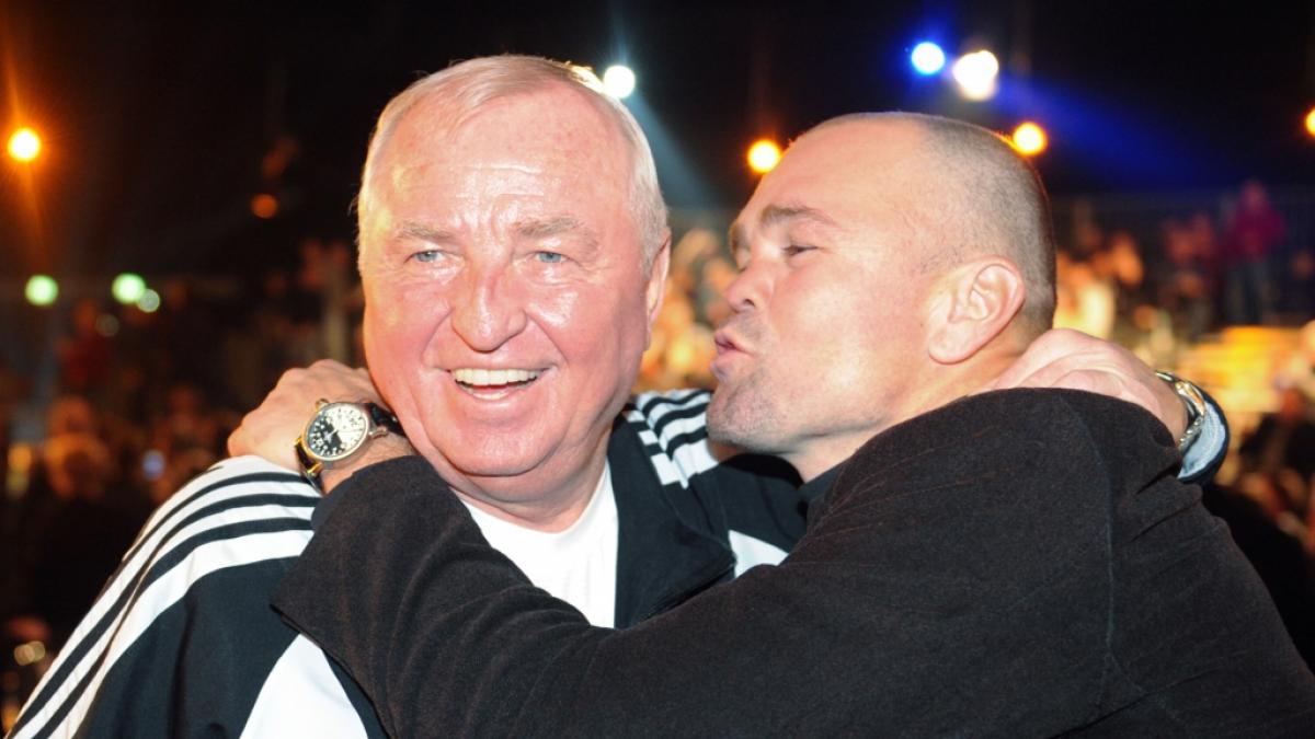 Eine Aufnahme aus 2012: Sven Ottke (r) herzt seinen ehemaligen Trainer Ulli Wegner bei einer Box-Veranstaltung in Offenburg. (Foto)