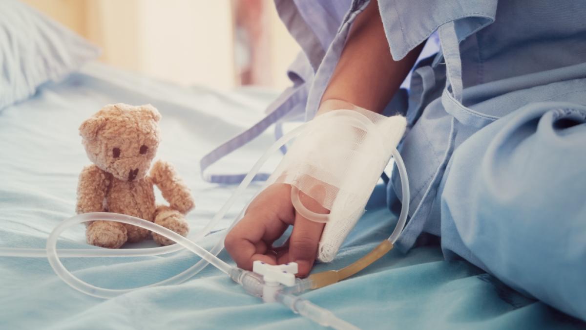 Gerade erst hatte ein 18 Monate alter Junge friedlich im Garten gespielt, wenig sp&auml;ter k&auml;mpfte er in der Klinik um sein Leben - was hat das Kind so krank gemacht? (Symbolbild) (Foto)