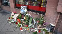 Blumen, Kerzen und Schilder liegen und stehen an dem Ort, an dem am Montag (02.05.2022) ein Mann nach einer Polizeikontrolle gestorben ist.