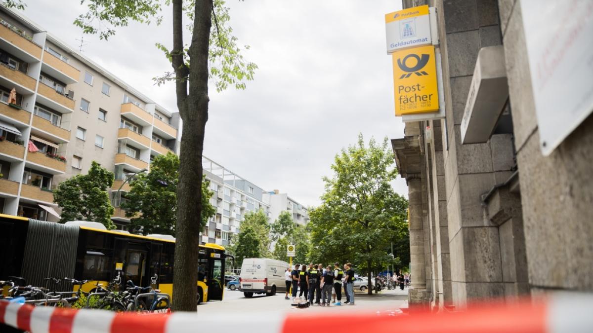 Mehrere M&auml;nner haben am Mittwochvormittag eine Postbank-Filiale in Berlin &uuml;berfallen. (Foto)