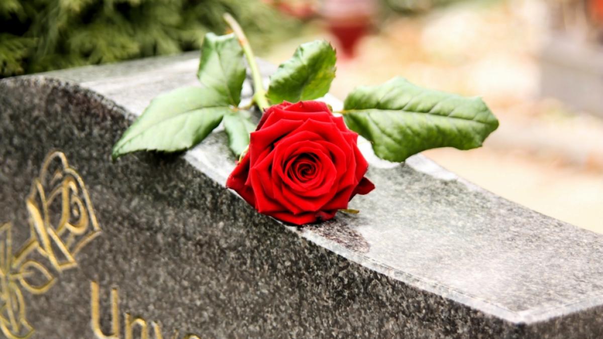 Todes-Drama in der Hochzeitsnacht: Der US-amerikanische Musiker Jake Flint ist mit nur 37 Jahren nur Stunden nach seiner Hochzeit gestorben (Symbolfoto). (Foto)