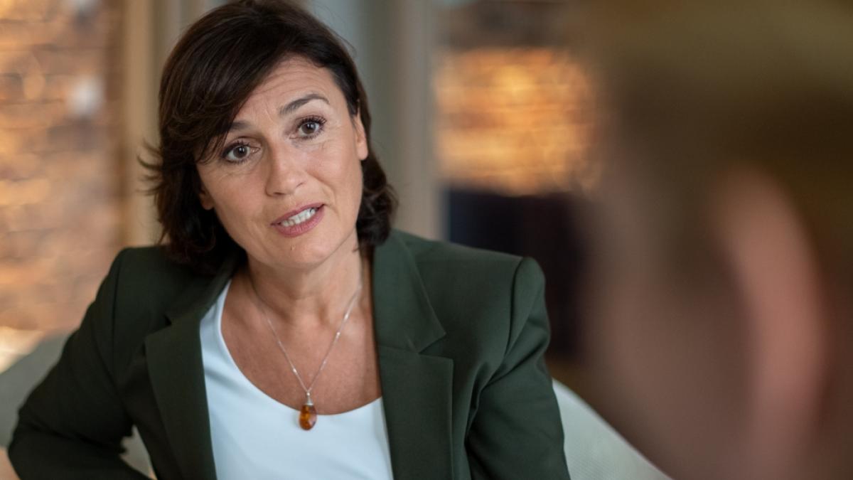 Sandra Maischberger tauscht sich in der aktuellen Sendung von "maischberger. die woche" am 26. Mai 2021 mit ihren G&auml;sten zu aktuellen Themen aus. (Foto)