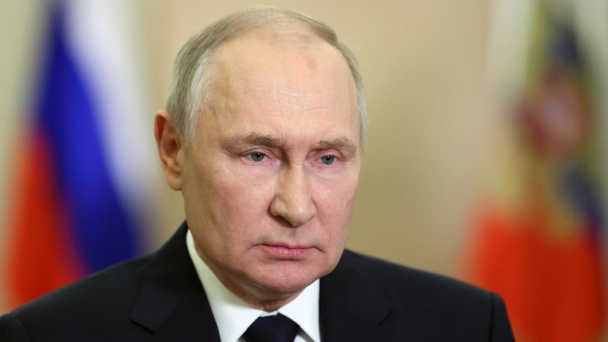 Deutlich zu erkennen: Wladimir Putin zeigte sich mit einem mysteri&ouml;sen roten Fleck auf seiner Stirn. (Foto)