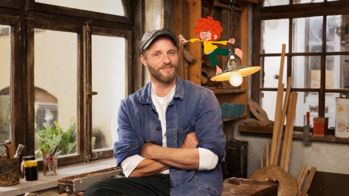 Florian Br&uuml;cker spielt in "Neue Geschichten vom Pumuckl" den Neffen von Meister Eder. Der Serie ist auch bei RTL+ zu sehen. (Foto)