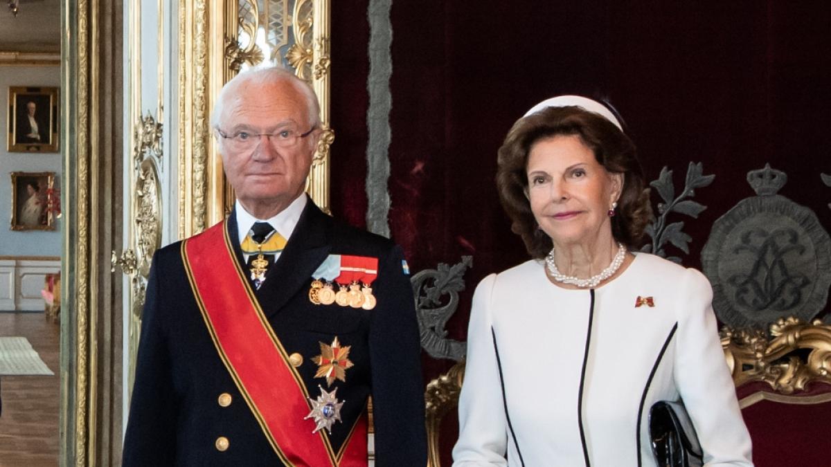 K&ouml;nig Carl XVI. Gustaf und K&ouml;nigin Silvia von Schweden stehen im K&ouml;niglichen Schloss. (Foto)