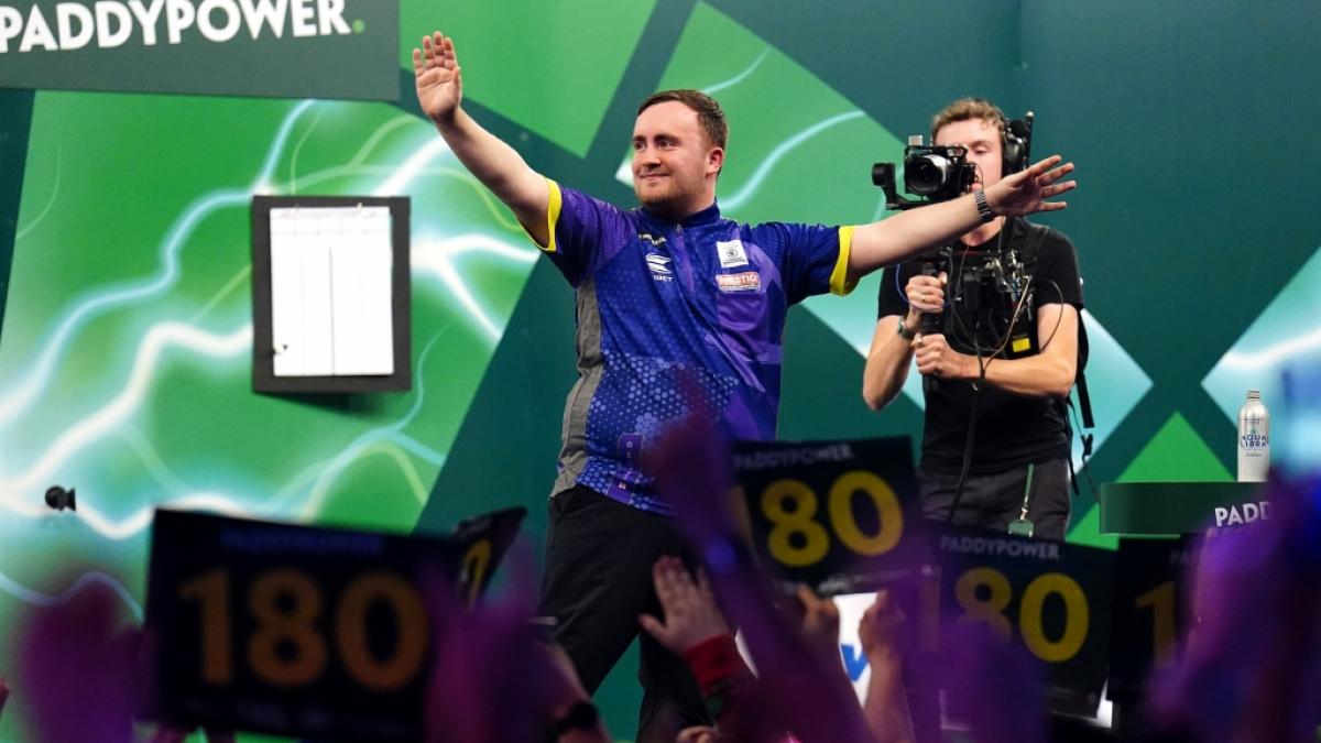 Die Teenie-Party im Ally Pally geht weiter: Luke Littler, zarte 16 Jahre jung, hat sich ins Viertelfinale der Darts-WM 2024 gek&auml;mpft. (Foto)