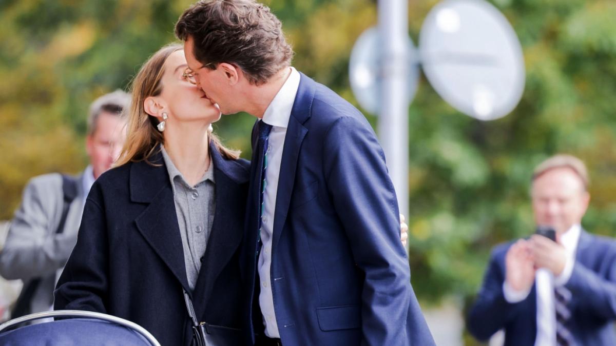 CDU-Politiker Hendrik W&uuml;st, seit Oktober 2021 Ministerpr&auml;sident von Nordrhein-Westfalen, schwelgt mit Ehefrau Katharina und Tochter Philippa im Familiengl&uuml;ck. Bald ist die Familie zu viert. (Foto)