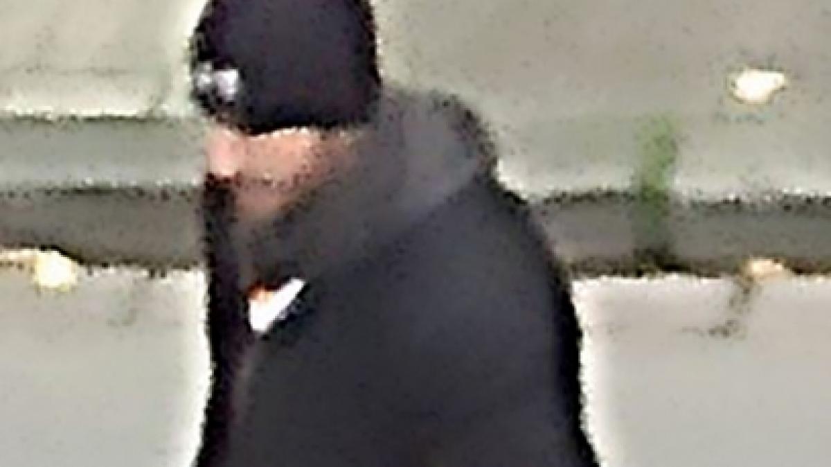 Das undatierte Fahndungsbild der Polizei Krefeld zeigt einen Tatverd&auml;chtigen, der an einem Einbruch in die Nebenstelle Emmerich des Hauptzollamtes Duisburg beteiligt gewesen sein soll. (Foto)
