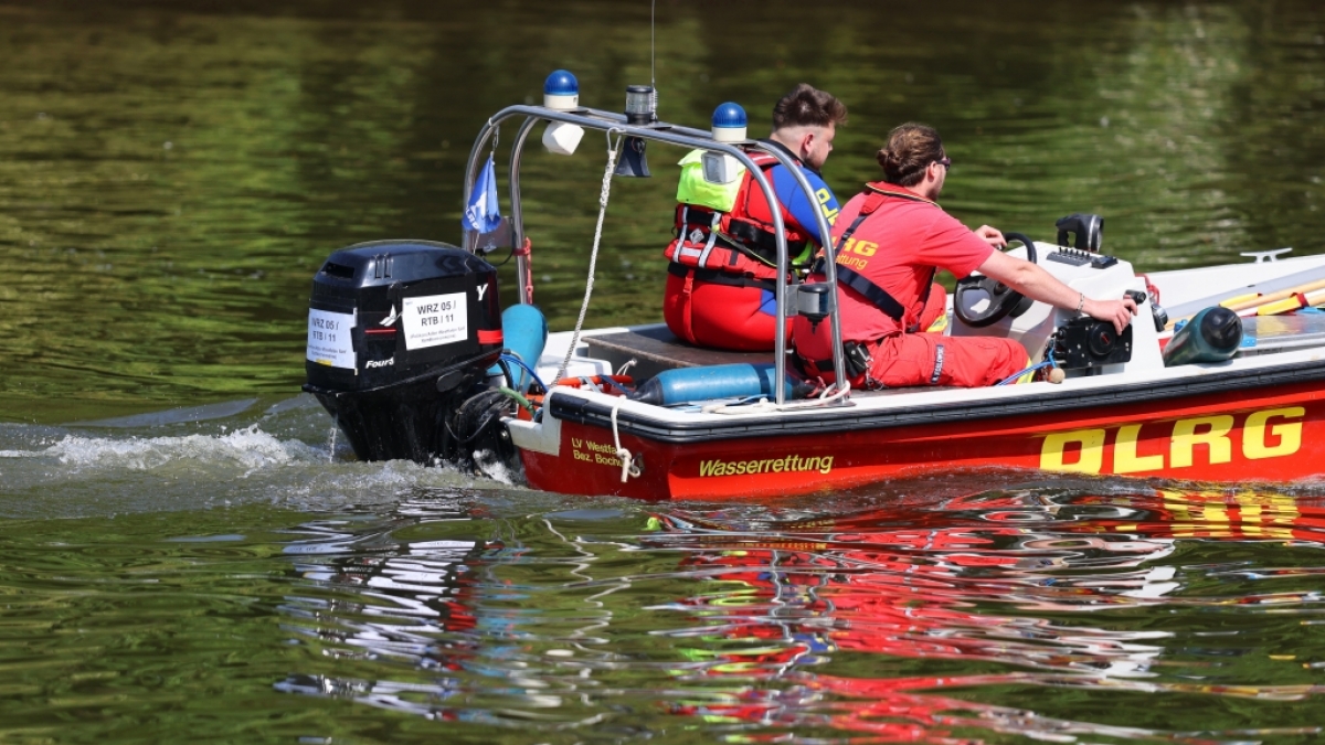 Die DLRG meldet einen Notfall im Wasser (Symbolbild). (Foto)