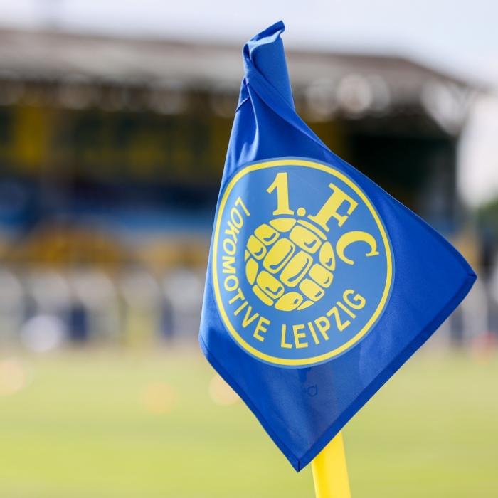 Die Eckfahne mit dem Vereinslogo des 1. FC Lokomotive Leipzig im Stadion.
