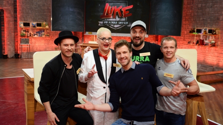 Die vier Promis (v.l.) Johannes Oerding, Hella von Sinnen, Ingmar Stadelmann und Fabian Hambüchen testen bei Luke Mockridge (m.) ihr Schulwissen.