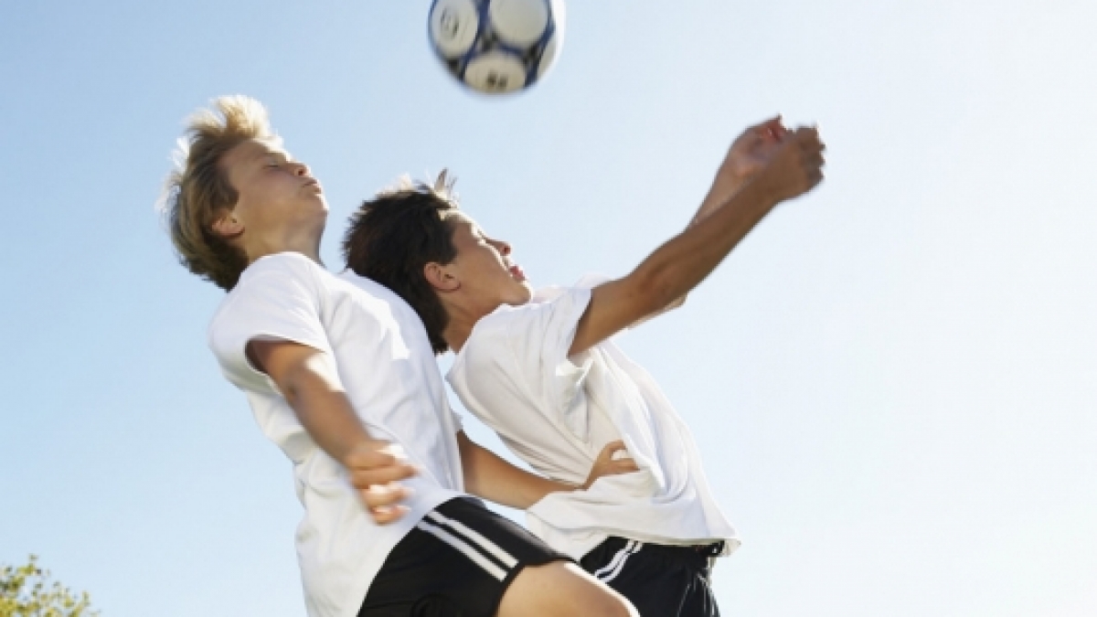 Duell beim Kopfball: Hier kommt es leicht zu Blessuren wie Prellungen und Platzwunden. (Foto)